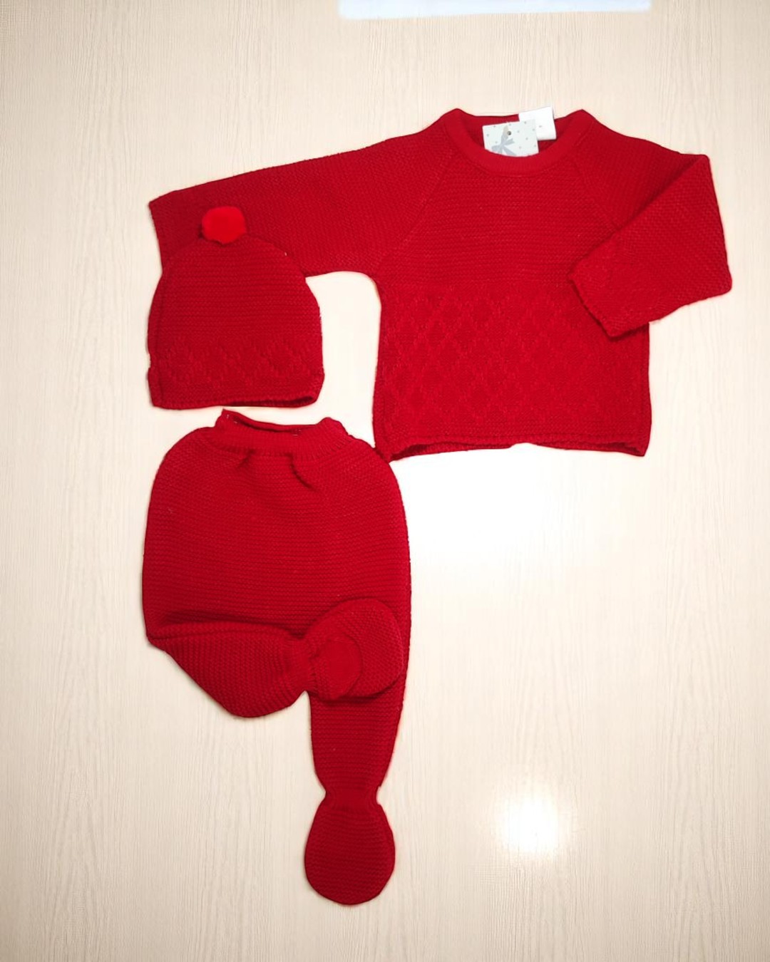 Conjunto de roupa vermelha para bebé em malha com suéter, gorro e calças com rabo