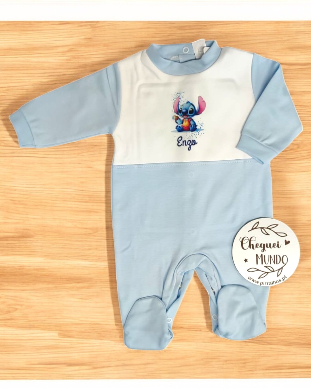 Macacão de bebé azul claro e branco com estampa de Stitch e o nome Enzo