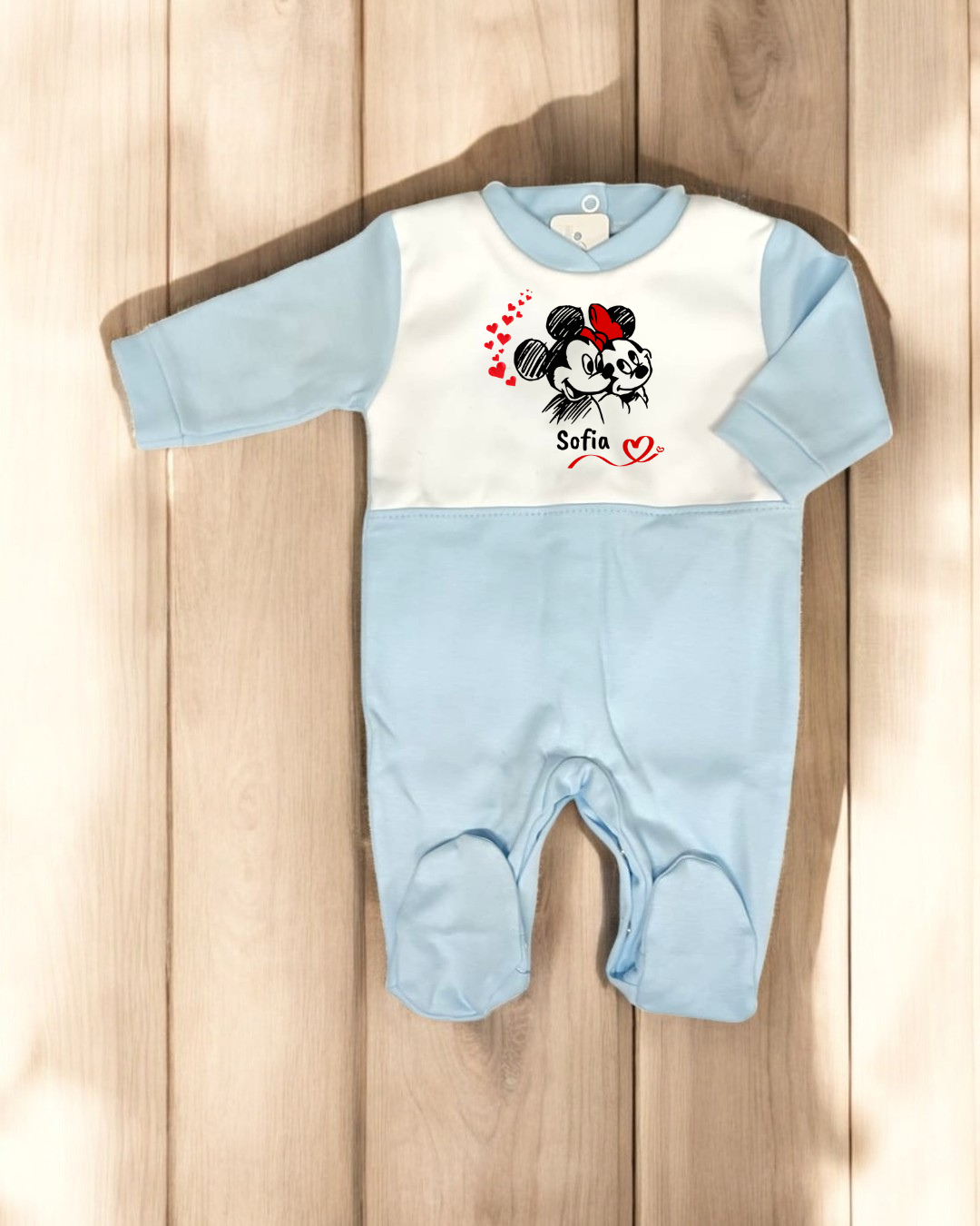Macacão de bebé azul-claro e branco com desenho da Minnie e Mickey e nome Sofia