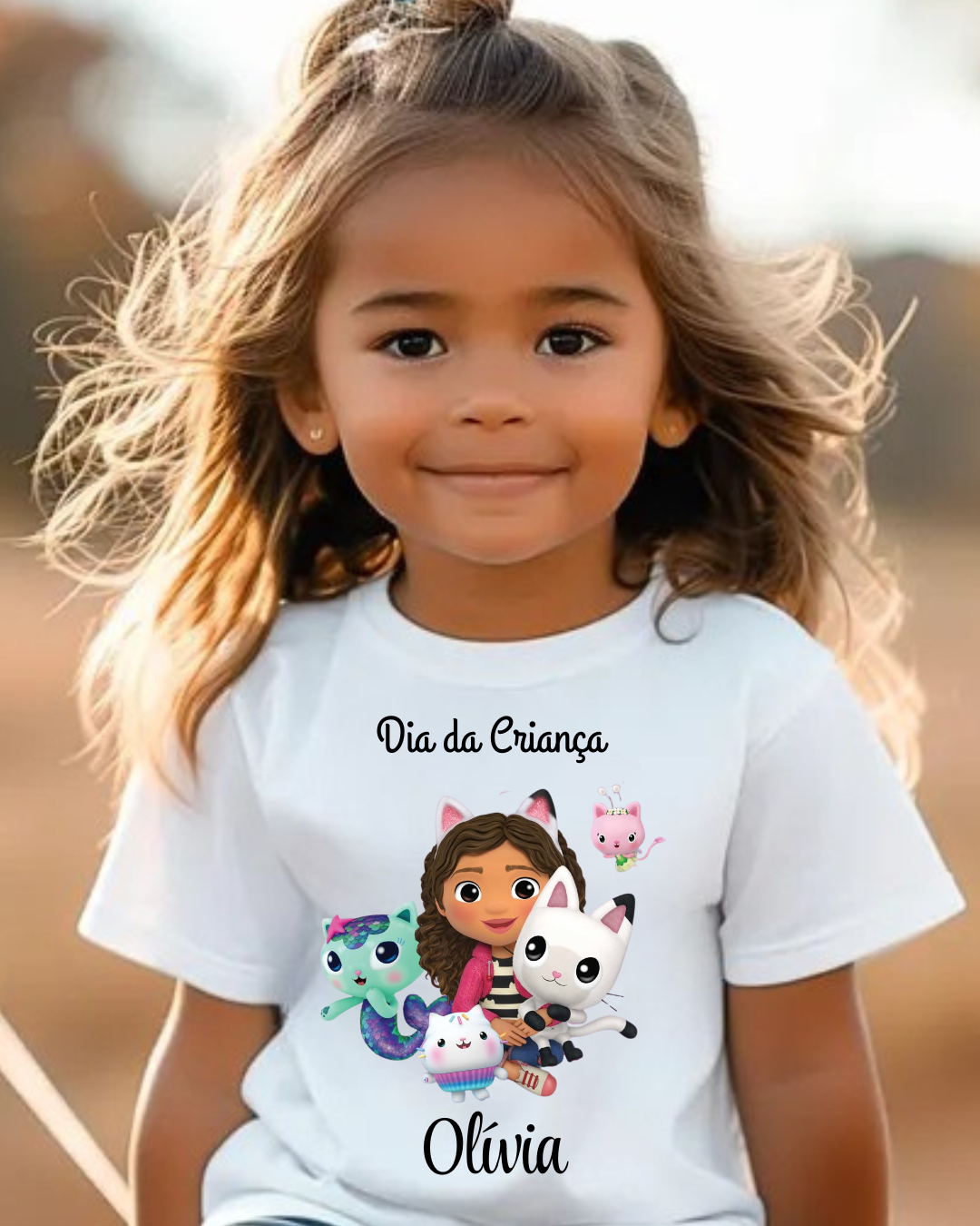 Camisola branca com personagens animados e texto personalizado para criança