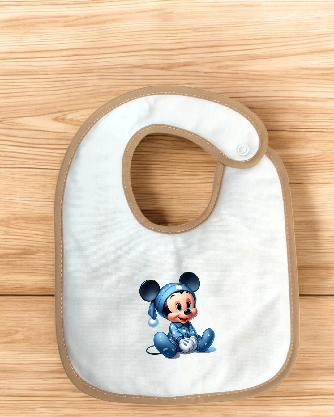 Babete branco para bebé com bordas bege e estampa de Mickey Mouse a dormir