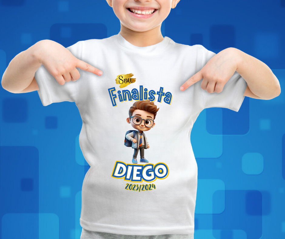 Criança com t-shirt branca estampada com texto e ilustração de menino