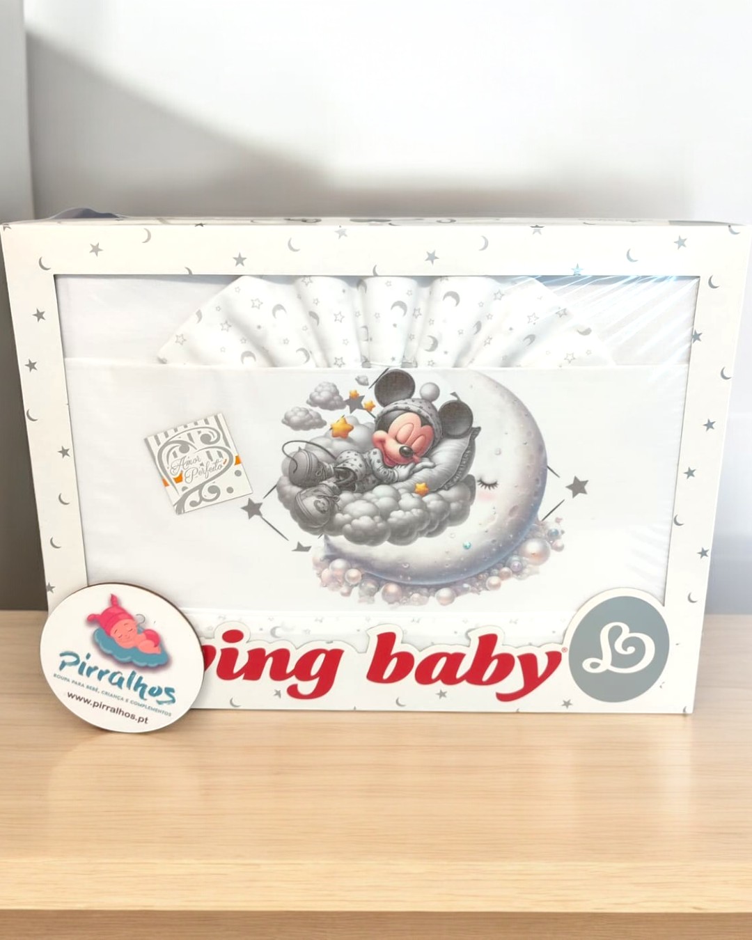 Conjunto de roupa bebé com padrão de estrelas e ilustração de rato a dormir na lua