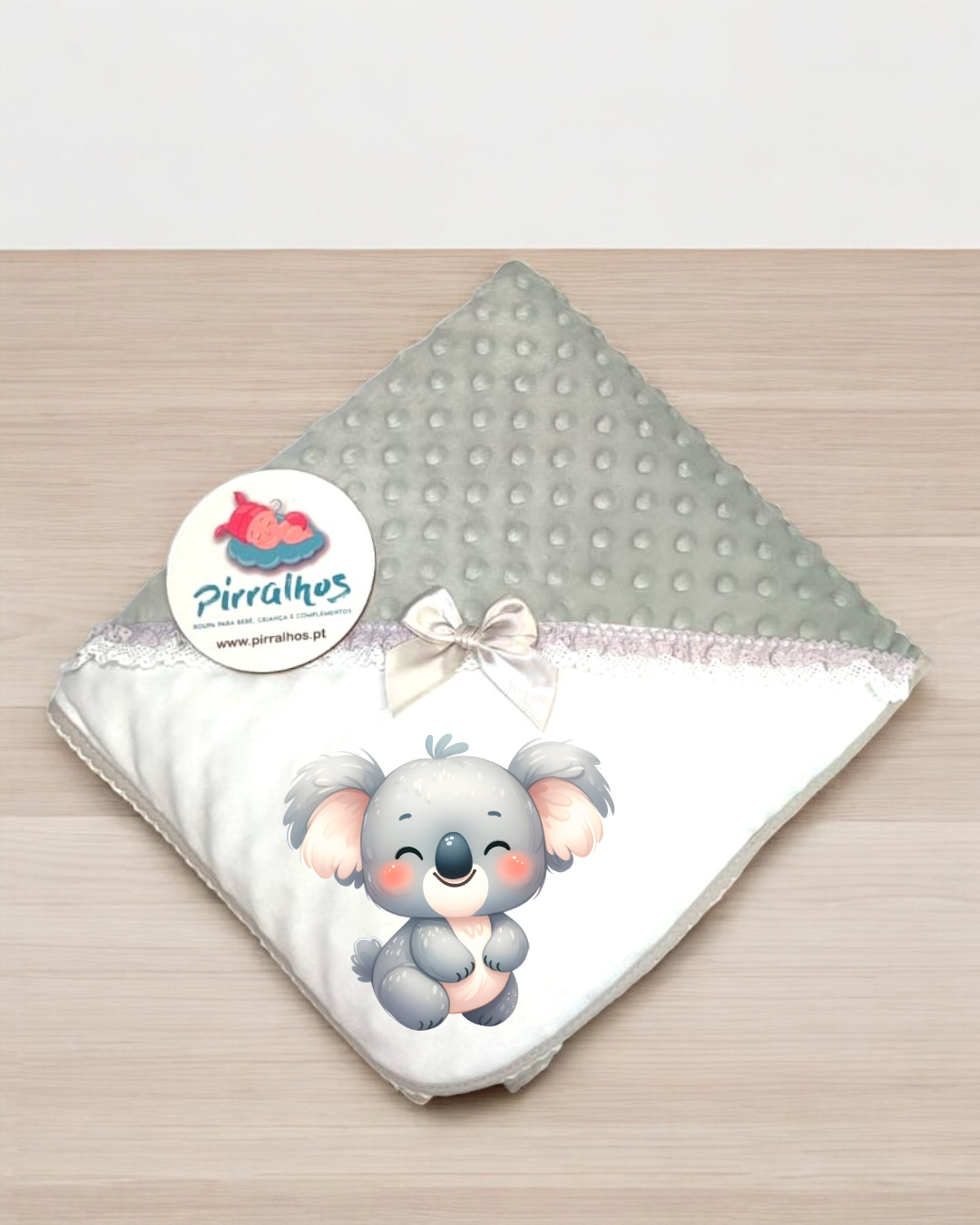 Manta cinzenta e branca para bebé com coala e etiqueta da marca Pirralhos