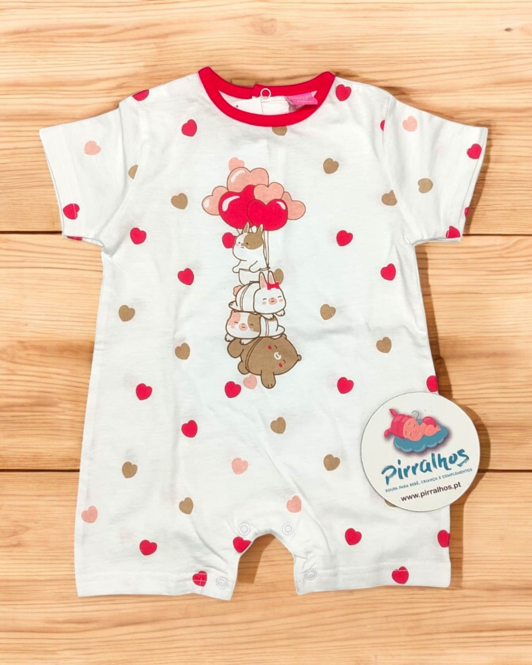 Macacão curto de bebé branco com corações e ilustração de personagens e balões