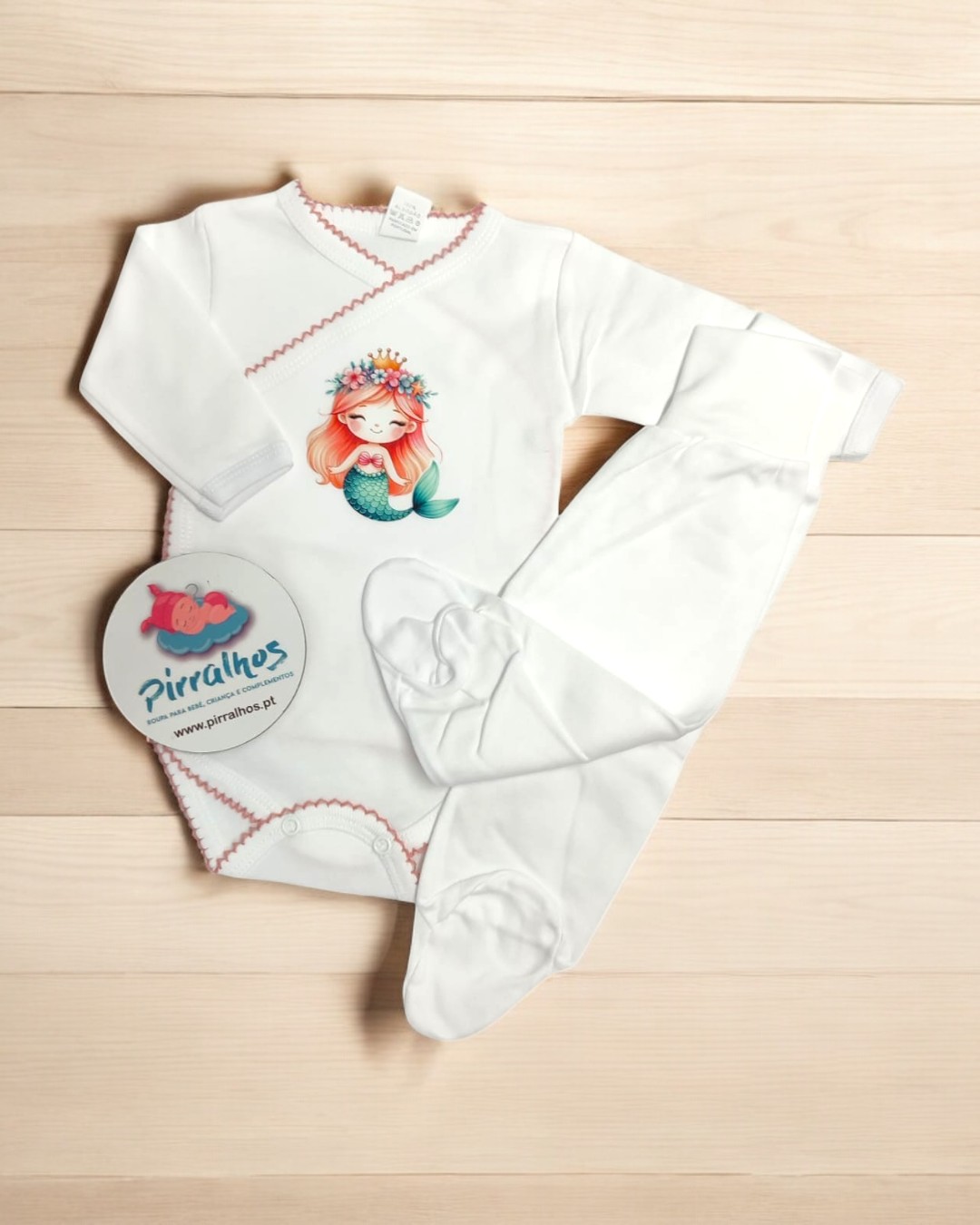 Conjunto de bebé branco com body de sereia e calças com pezinhos