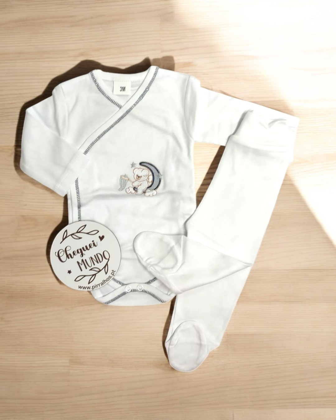 Conjunto de bebé branco com body de manga comprida, bordado de coelho e lua, e peúgas brancas