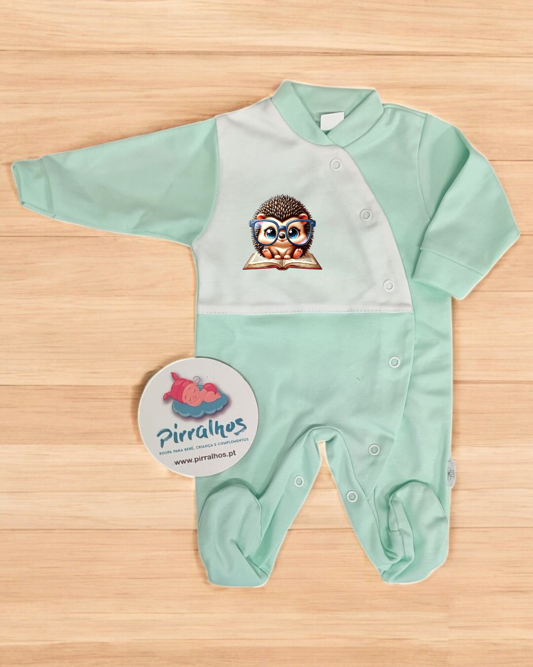 Macacão de bebé verde claro e branco com estampa de porco-espinho com óculos