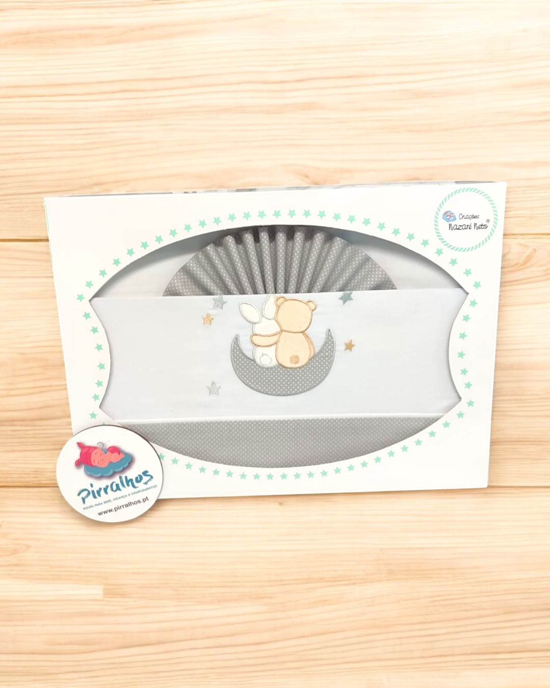 Conjunto para berço cinza com bordado de urso e coelho na lua em embalagem branca