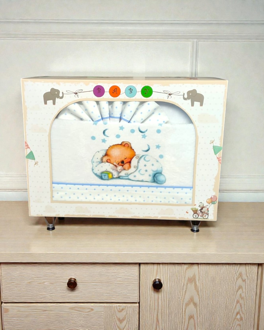 Caixa de presente para bebé com urso castanho a dormir sob cobertor azul