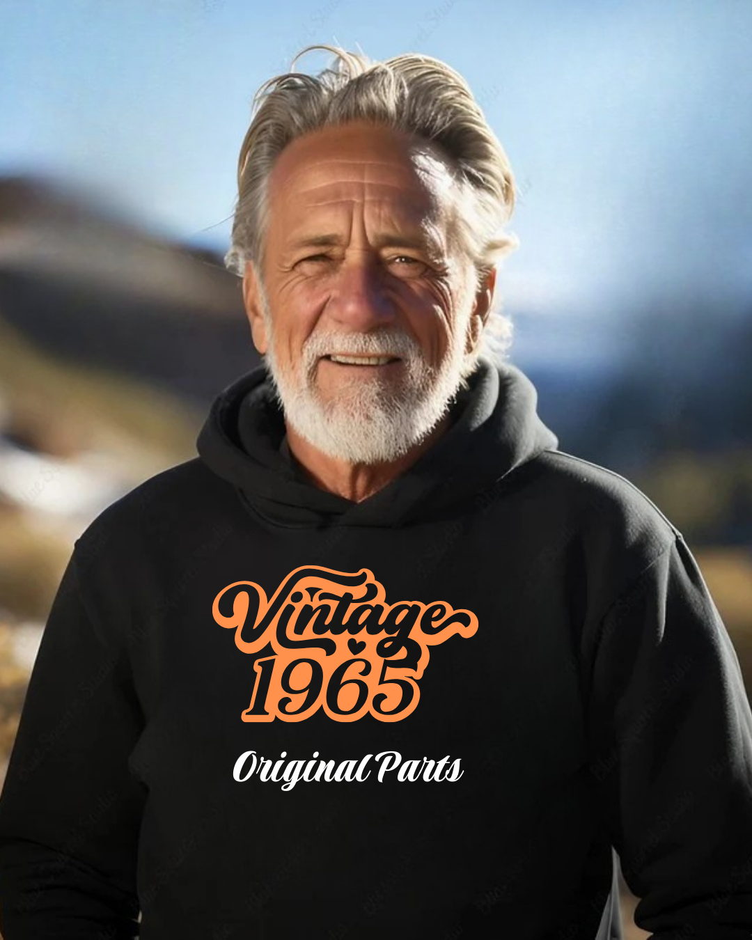 Homem idoso com sudadera preta estampada com texto Vintage 1965 Original Parts ao ar livre