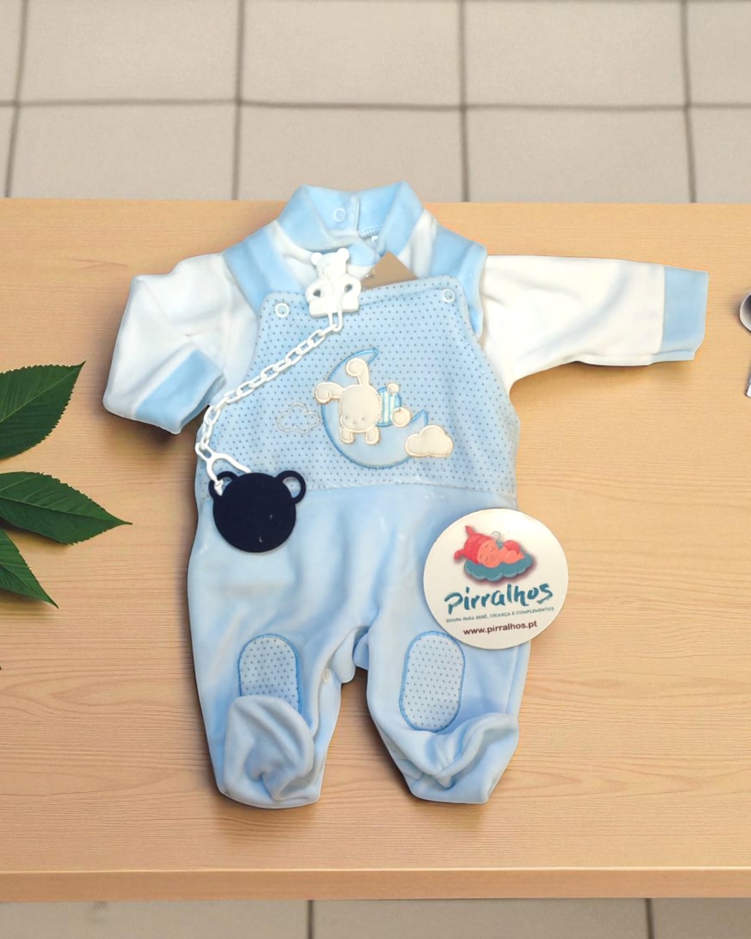 Macacão de bebé azul claro e branco com chupeta presa a ele