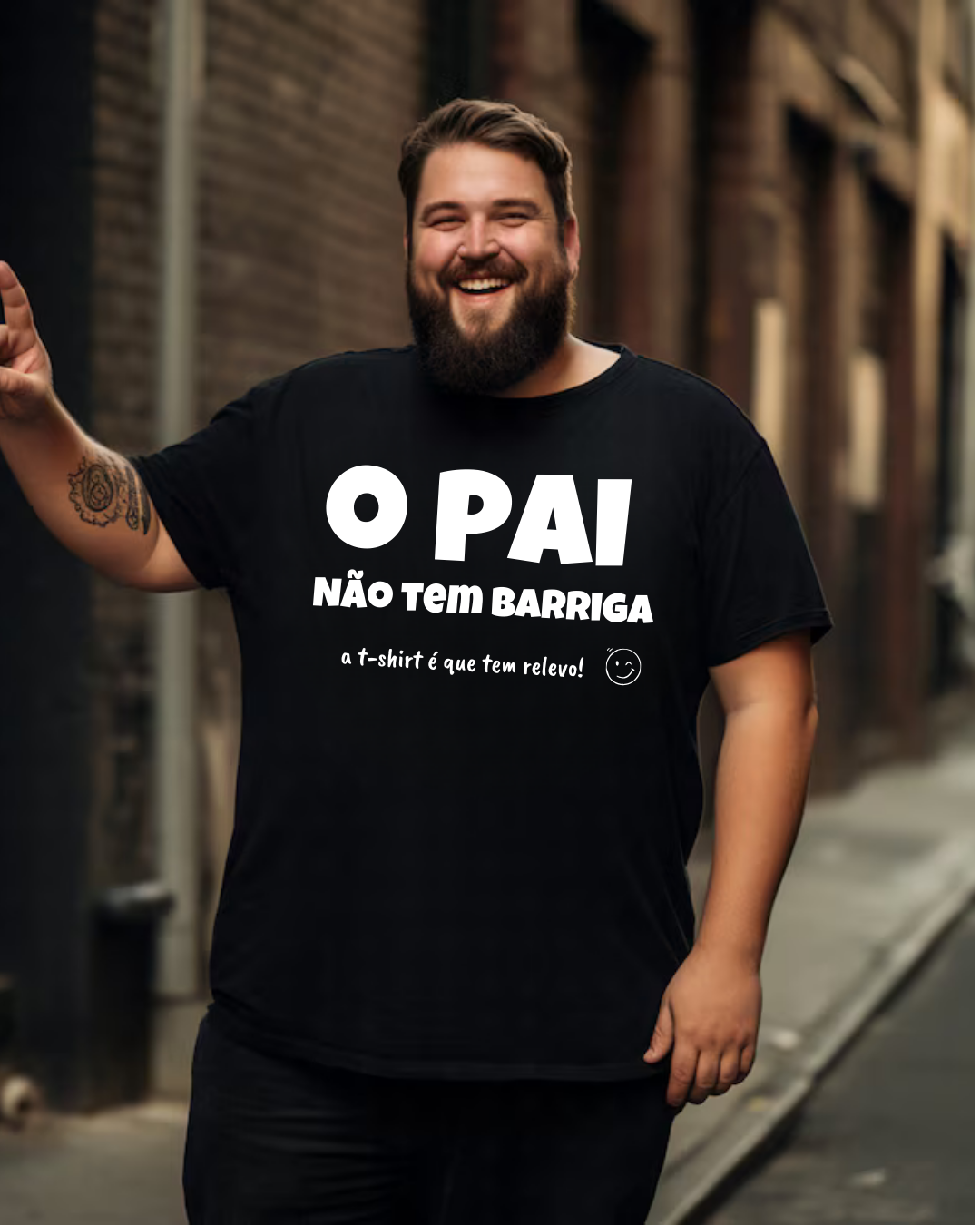 Homem com t-shirt preta com texto branco em relevo numa rua urbana.