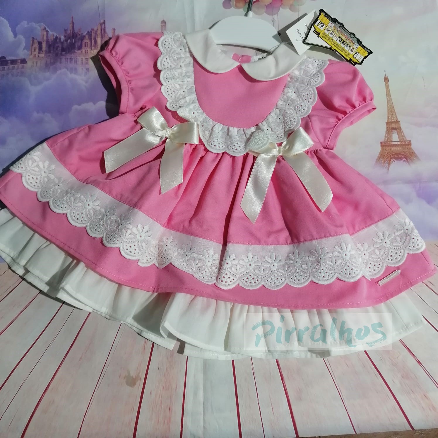 Vestido rosa para bebé com gola branca e detalhes em renda