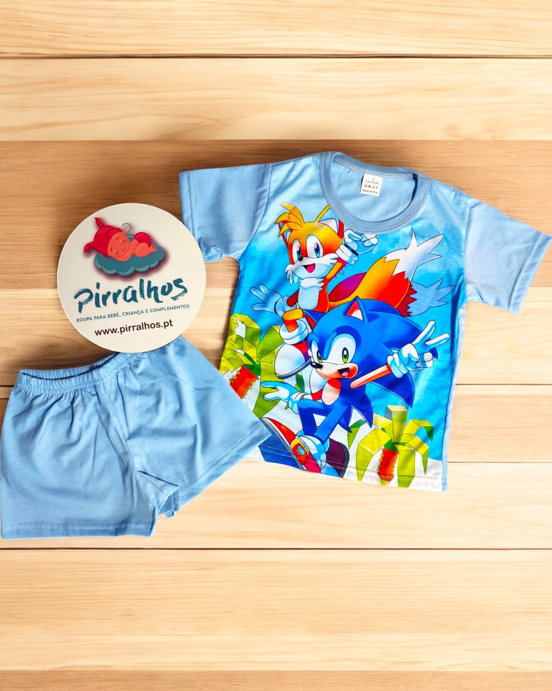 Conjunto infantil azul claro com estampado de personagens de videojogo e calções