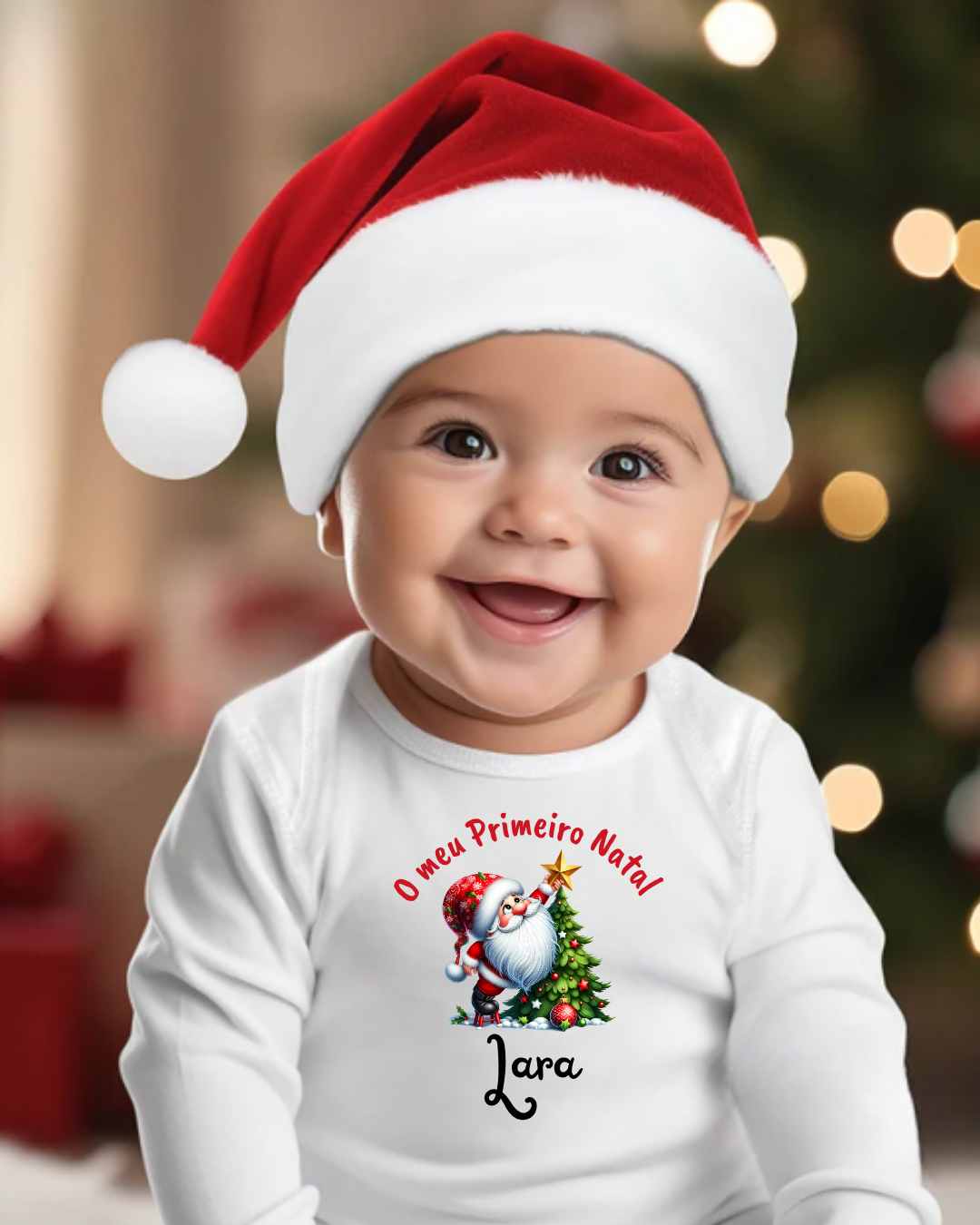 Bebé com camisola branca personalizada de Natal e gorro de Natal vermelho.