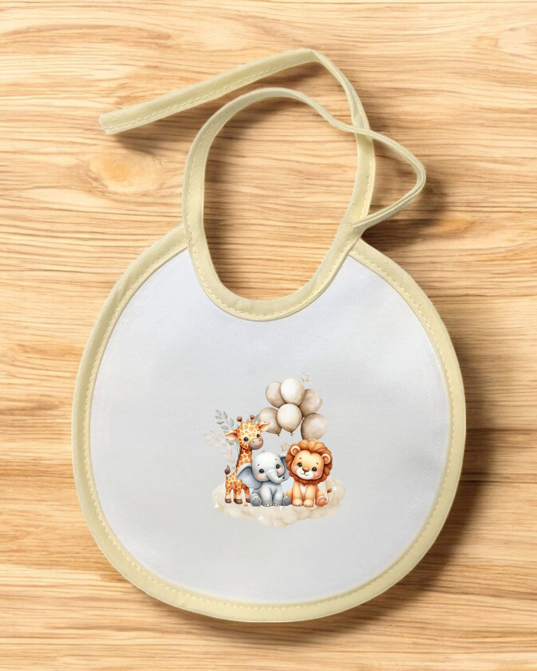 Babete branco com bordas bege e estampado de animais cartoon no centro