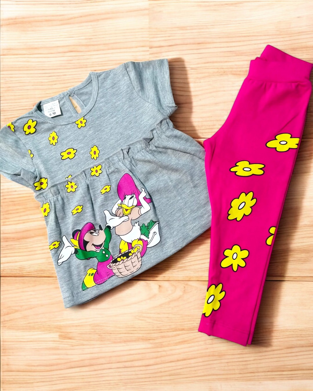 Conjunto infantil t-shirt cinza com flores amarelas e personagens e calças rosa com flores amarelas