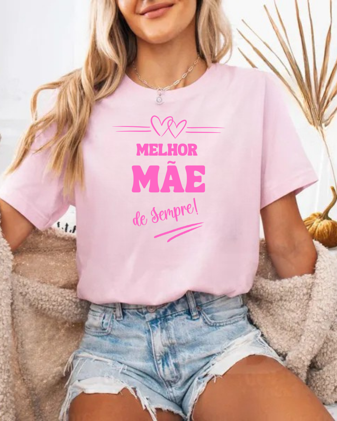 T-shirt rosa 'MELHOR MÃE de Sempre!' com jeans curtos desfiados e casaco bege