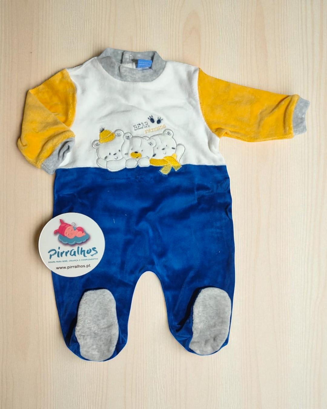 Macacão de veludo azul, amarelo e cinza com bordado de ursos para bebé