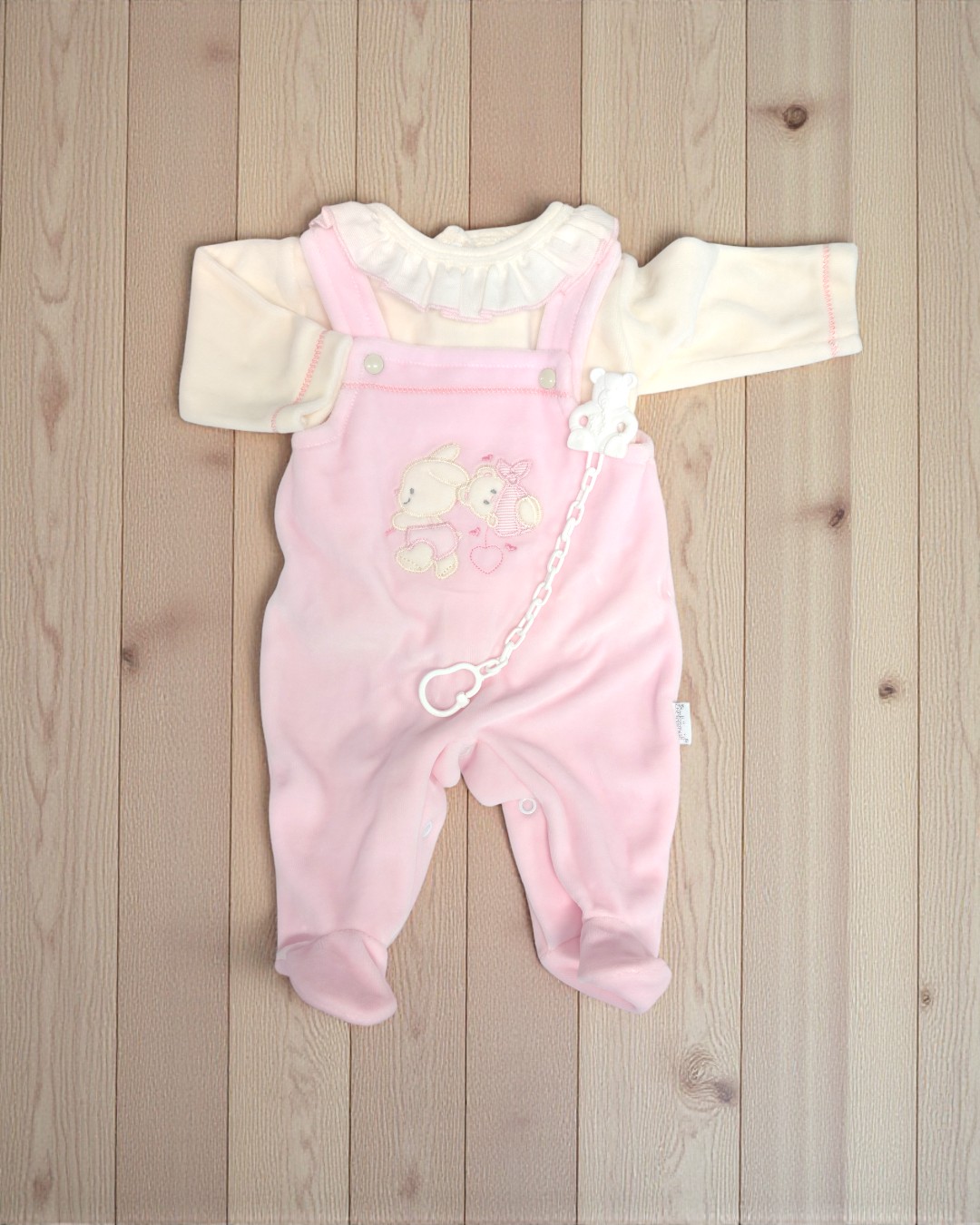 Roupa de bebé em tecido macio creme e rosa com aplicação de ursinhos e corrente para chupeta