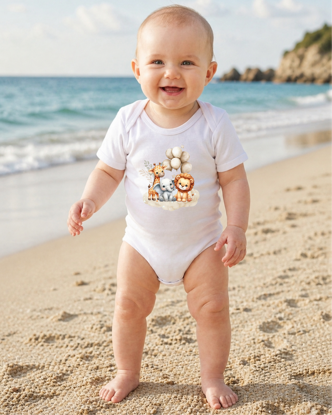 Body de bebé branco com estampado de animais cartoon coloridos numa praia