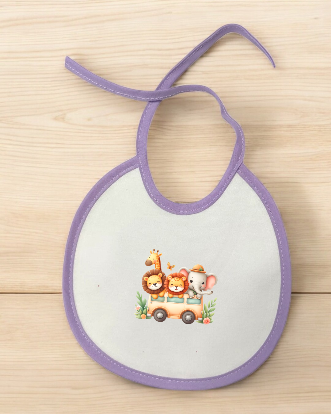 Babete branco com bordas roxas e animais num carrinho ilustrados.