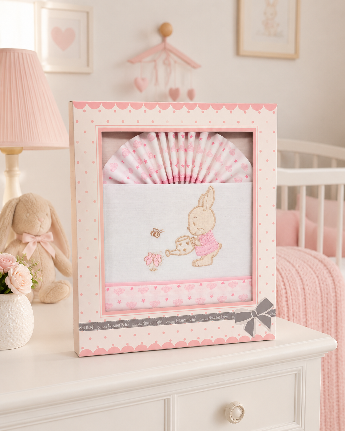 Conjunto de roupa de bebê rosa e branca com coelho bordado em caixa decorativa