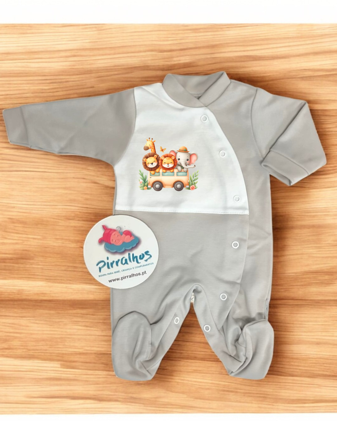 Macacão cinzento e branco com estampado de animais e botões de pressão