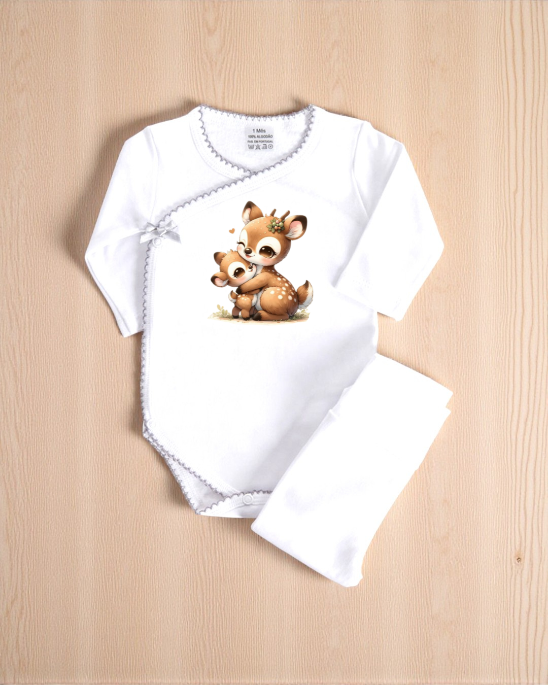 Conjunto de roupa de bebé branco com estampa de duas corças castanhas e bordas cinza