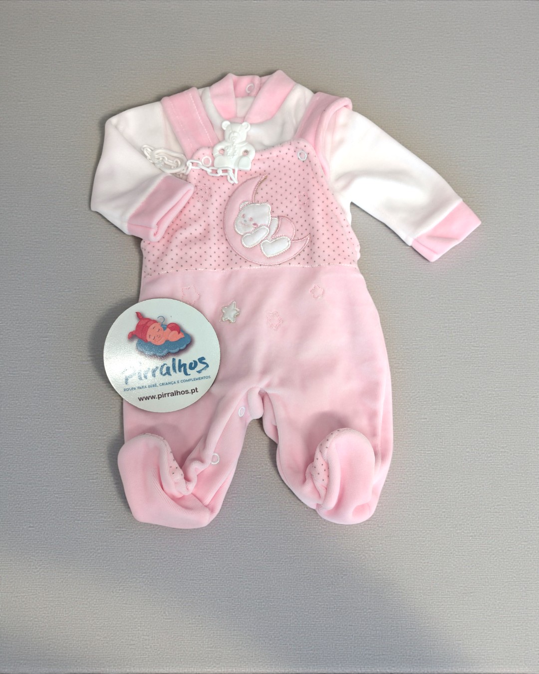 Macacão de bebé cor de rosa e branco com ursinho e prendador de chupeta