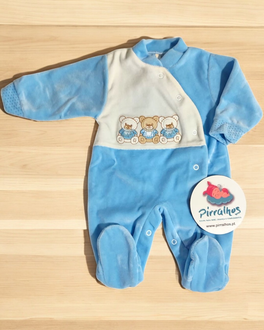 Macacão de bebé azul claro e branco com ursos e etiqueta Pirralhos