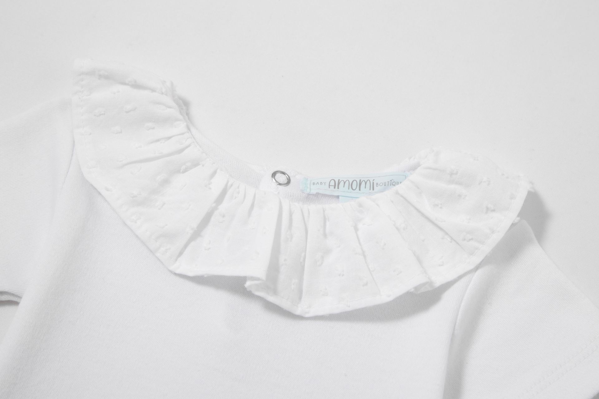 Body branco para bebé com gola rodada e folho bordado