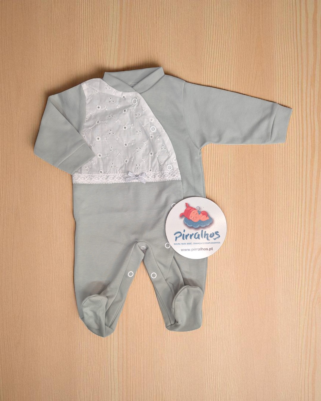 Macacão de bebé cinzento com aplicação branca e etiqueta Pirralthos