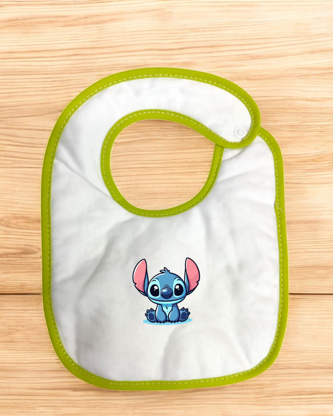 Babete branco com borda verde e personagem Stitch no centro