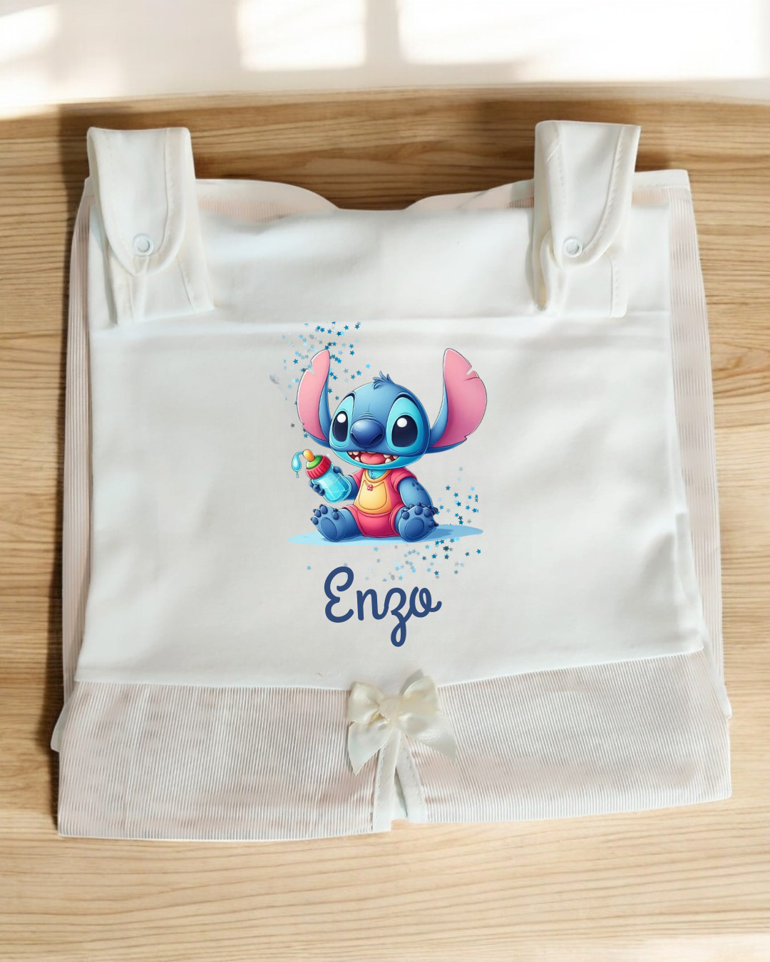 Roupa de bebê branca com estampa do Stitch e nome Enzo
