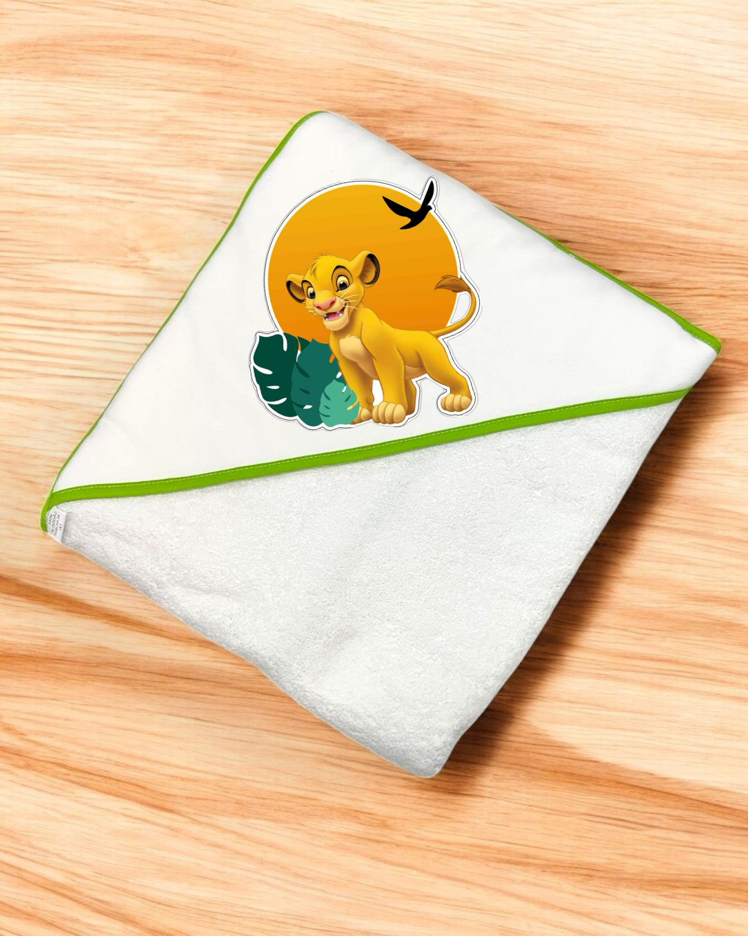 Toalha de bebé branca com borda verde e estampa do Simba do Rei Leão no capuz