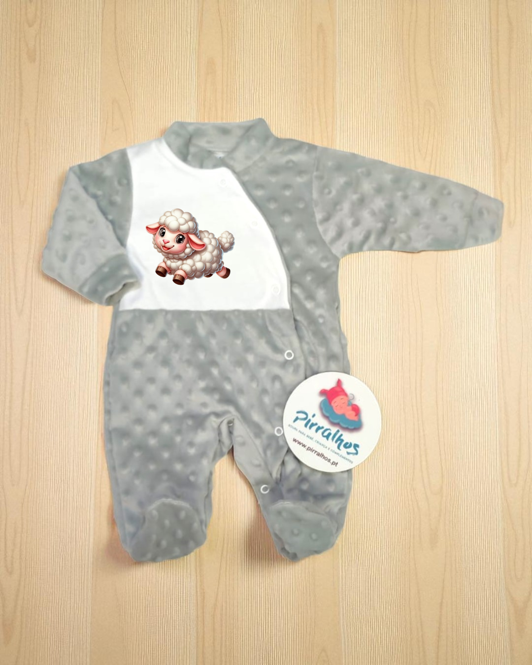 Macacão de bebê cinza com estampa de cordeiro e botões de pressão
