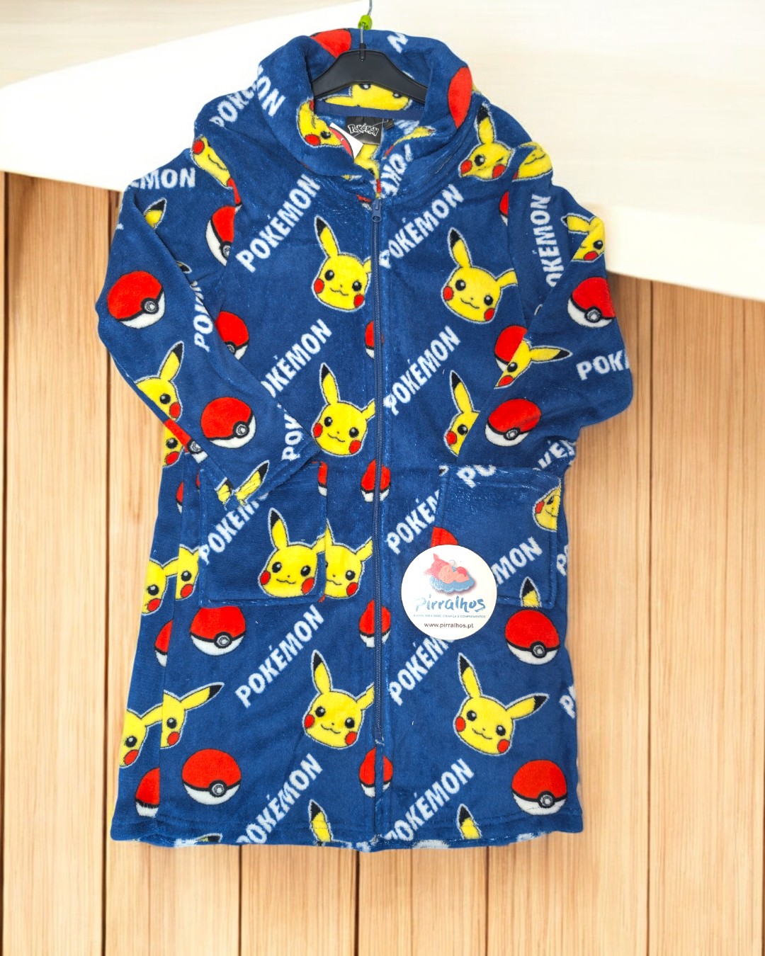 Roupão azul de criança com padrão Pikachu e Pokébolas