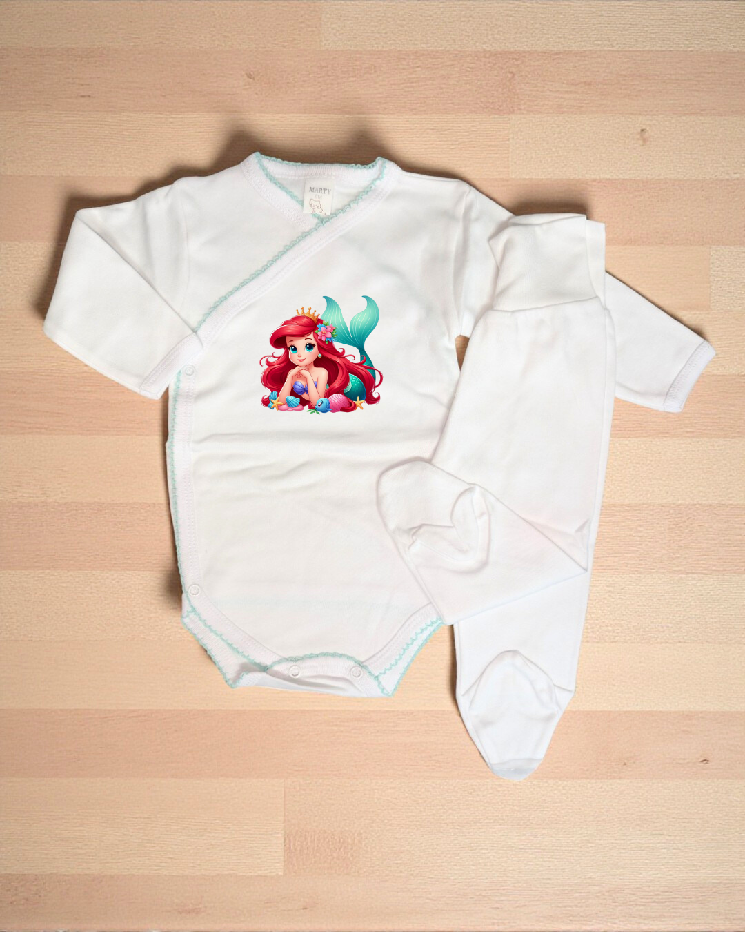 Conjunto de roupa de bebé branca com estampa de sereia colorida no body