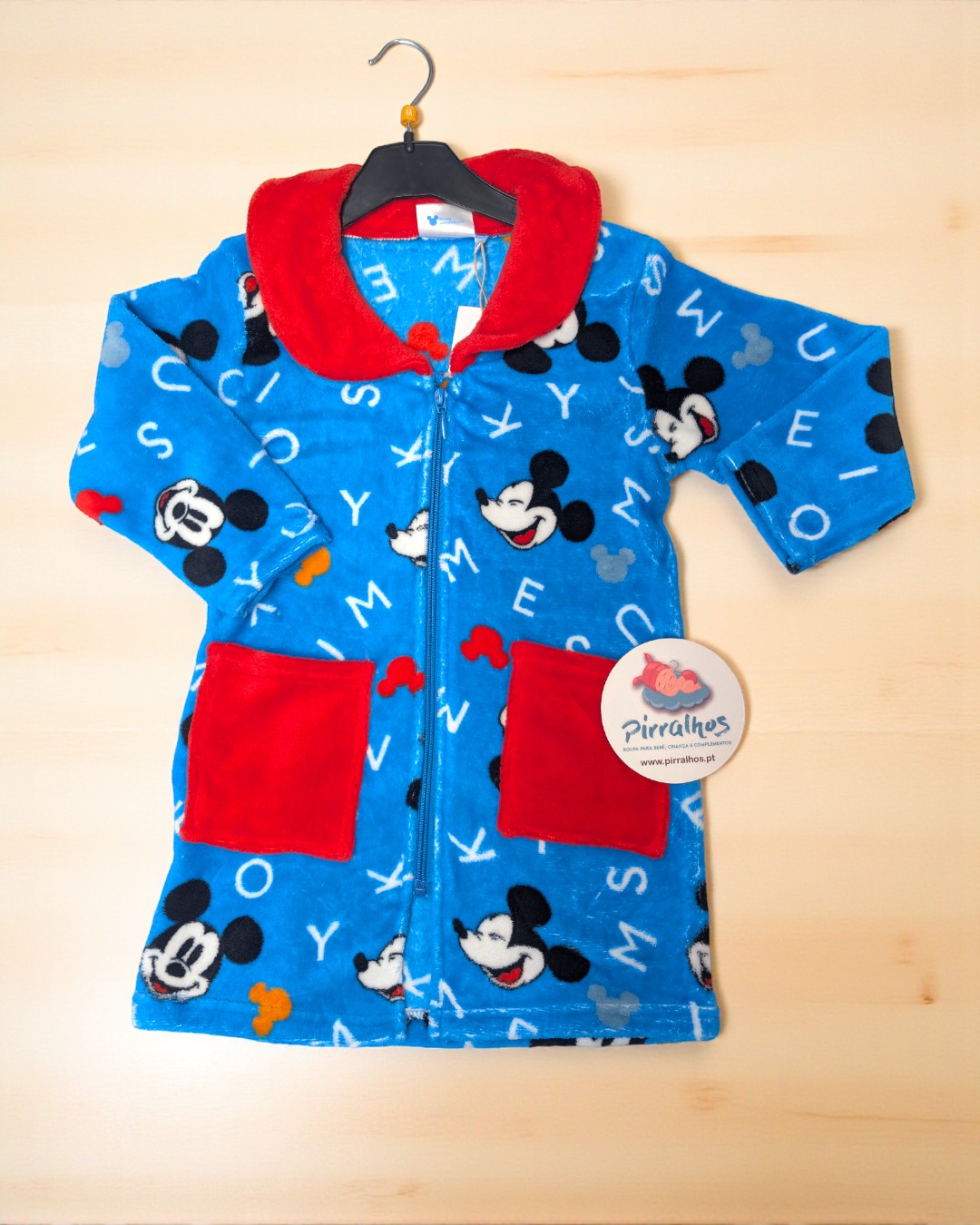 Roupão infantil azul com estampa do Mickey Mouse e bolsos vermelhos