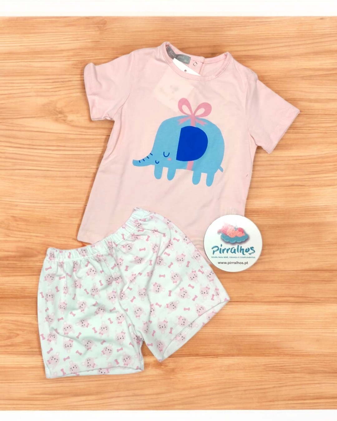 Conjunto infantil rosa com elefante azul e calções brancos com padrão cor de rosa