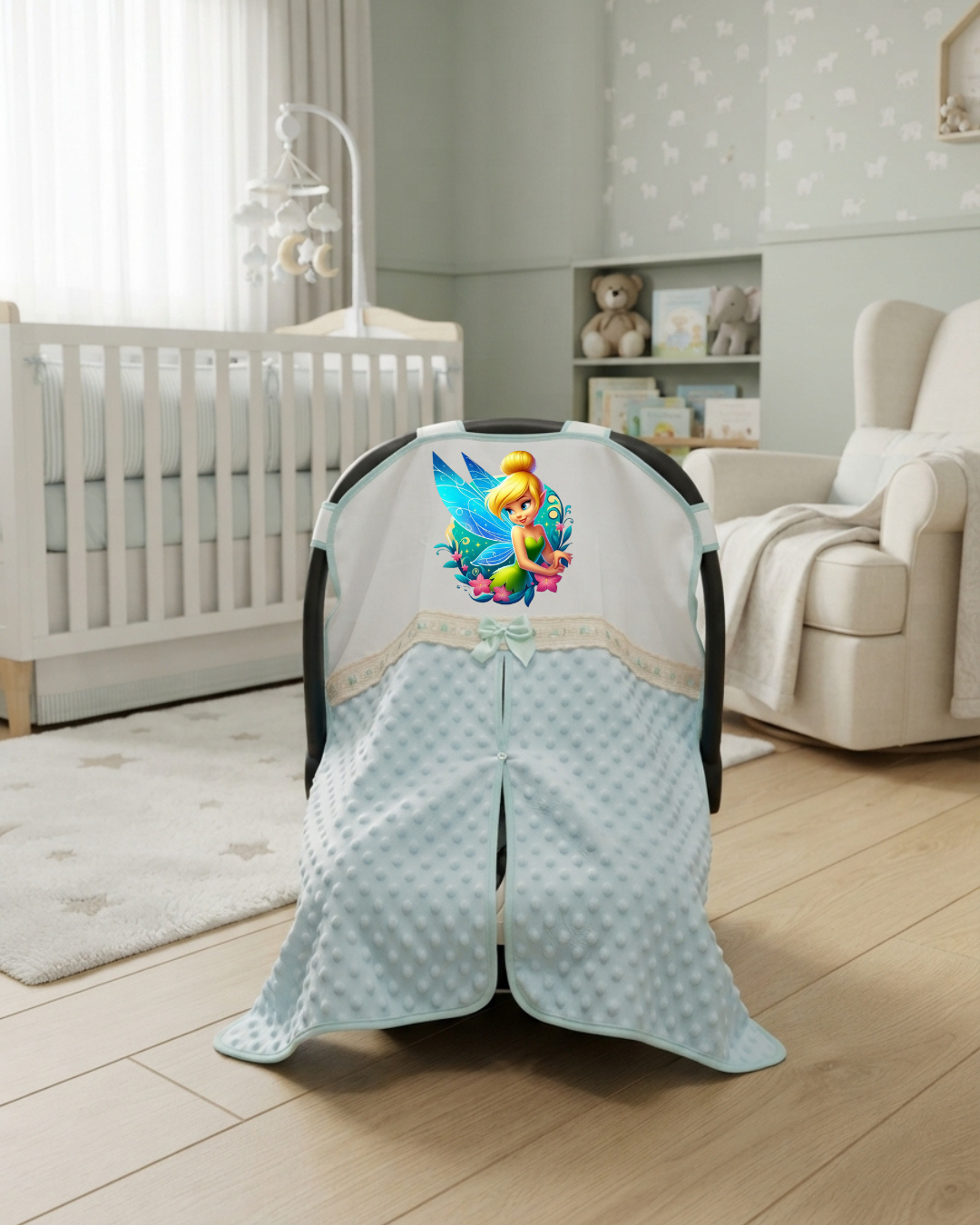 Capa azul claro para cadeira de bebé com textura e imagem de fada em quarto infantil