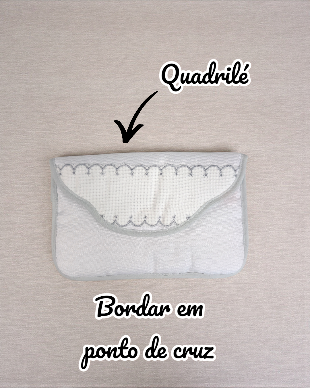 Porta-moedas branco com bordado cinzento em ponto de cruz quadrilé
