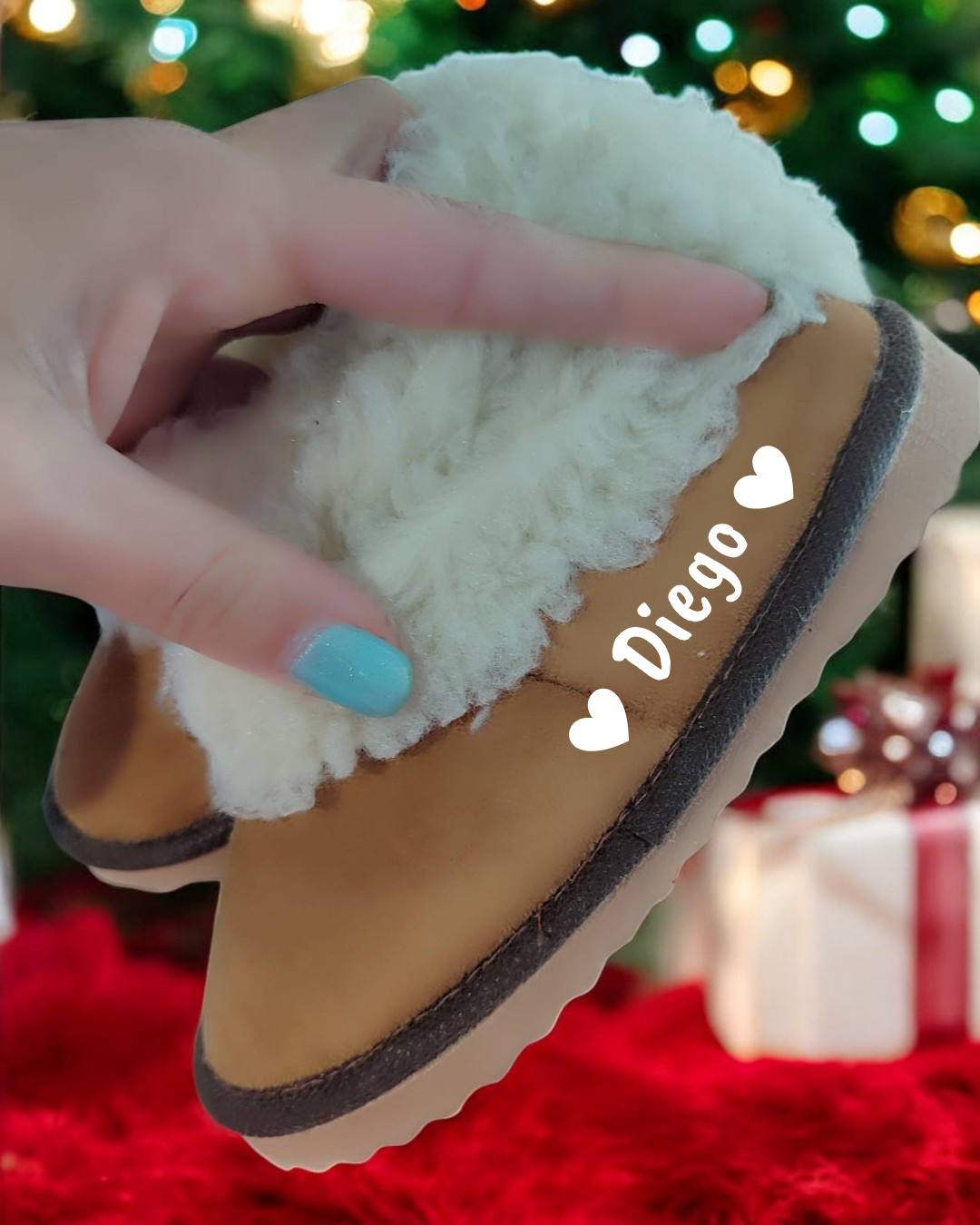 Pantufa castanha com interior felpudo branco e nome Diego impresso