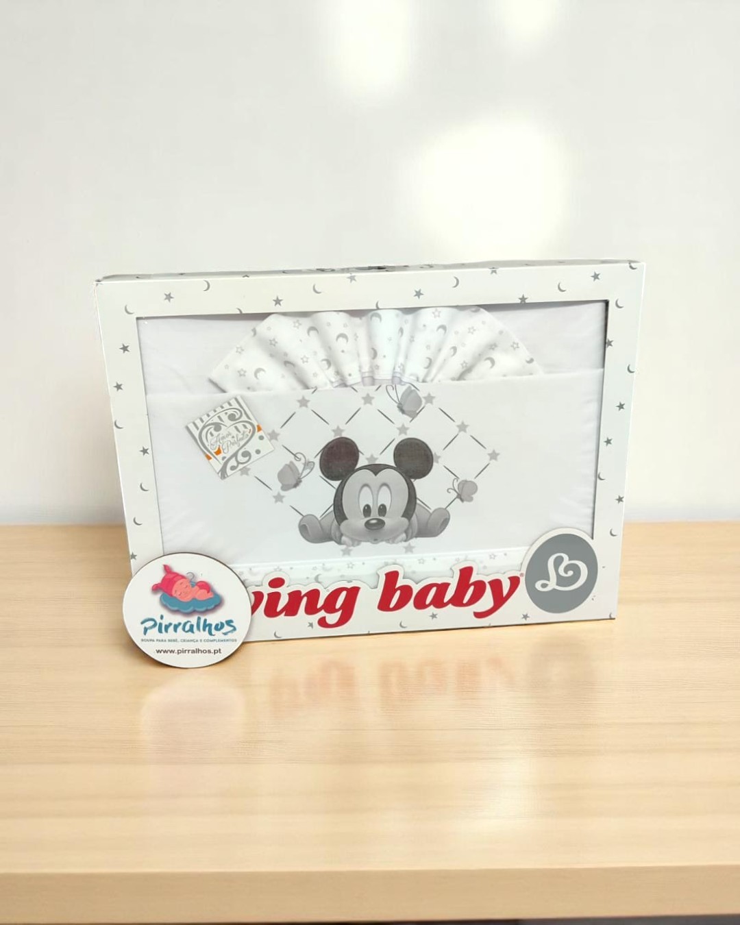 Conjunto roupa bebé branco com estampa Mickey em caixa branca com estrelas.