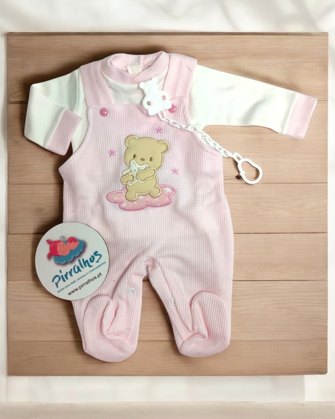Conjunto de bebé rosa com aplicação de urso e prendedor de chupeta branco
