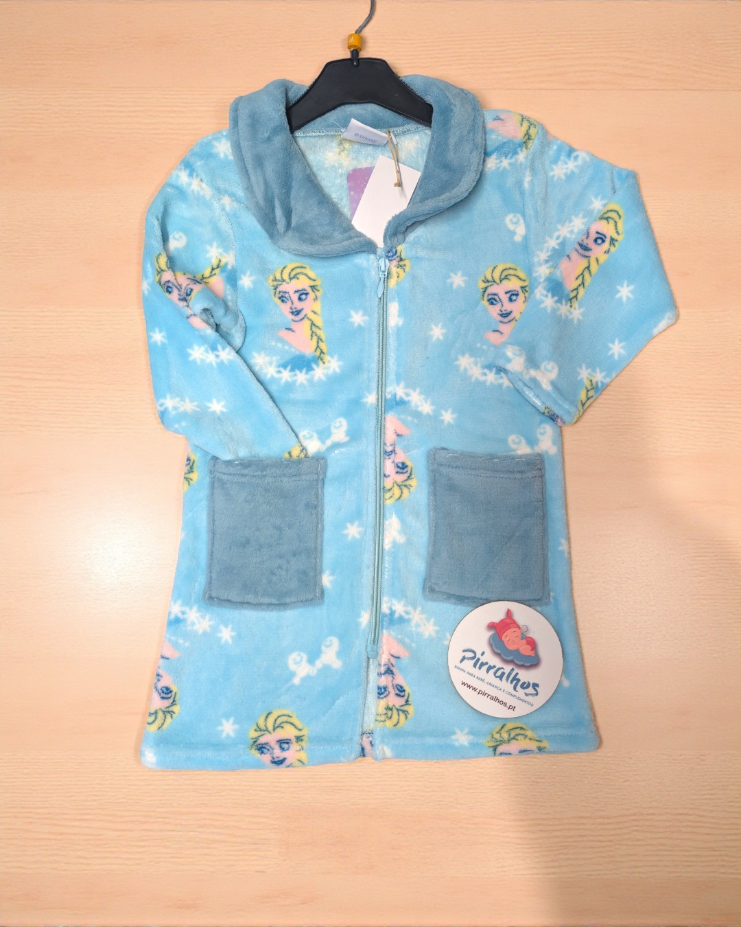 Robe infantil azul com padrão de boneca loira e flocos de neve brancos e bolsos cinza