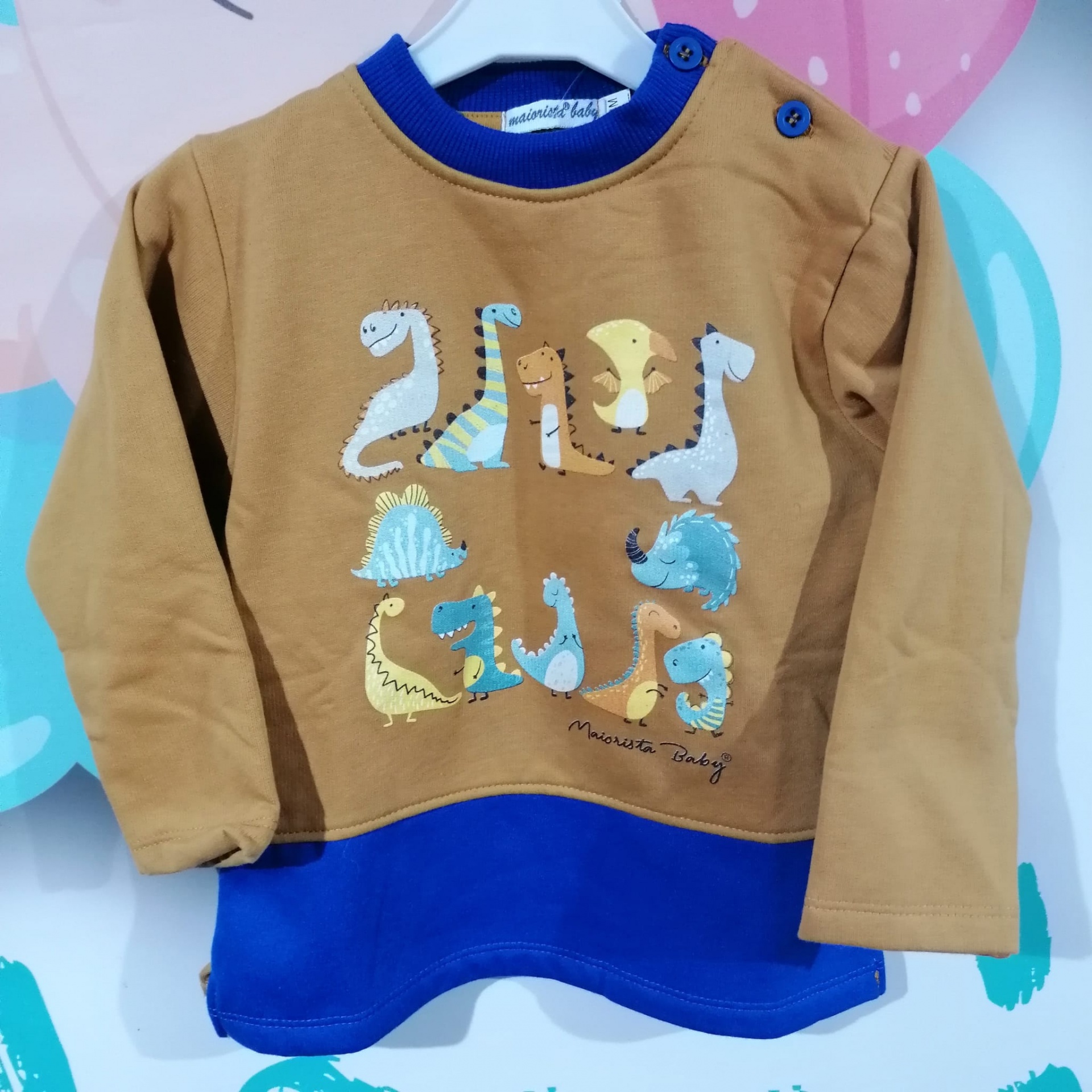 Sweatshirt castanha e azul com ilustração de dinossauros e texto Manuela Baby