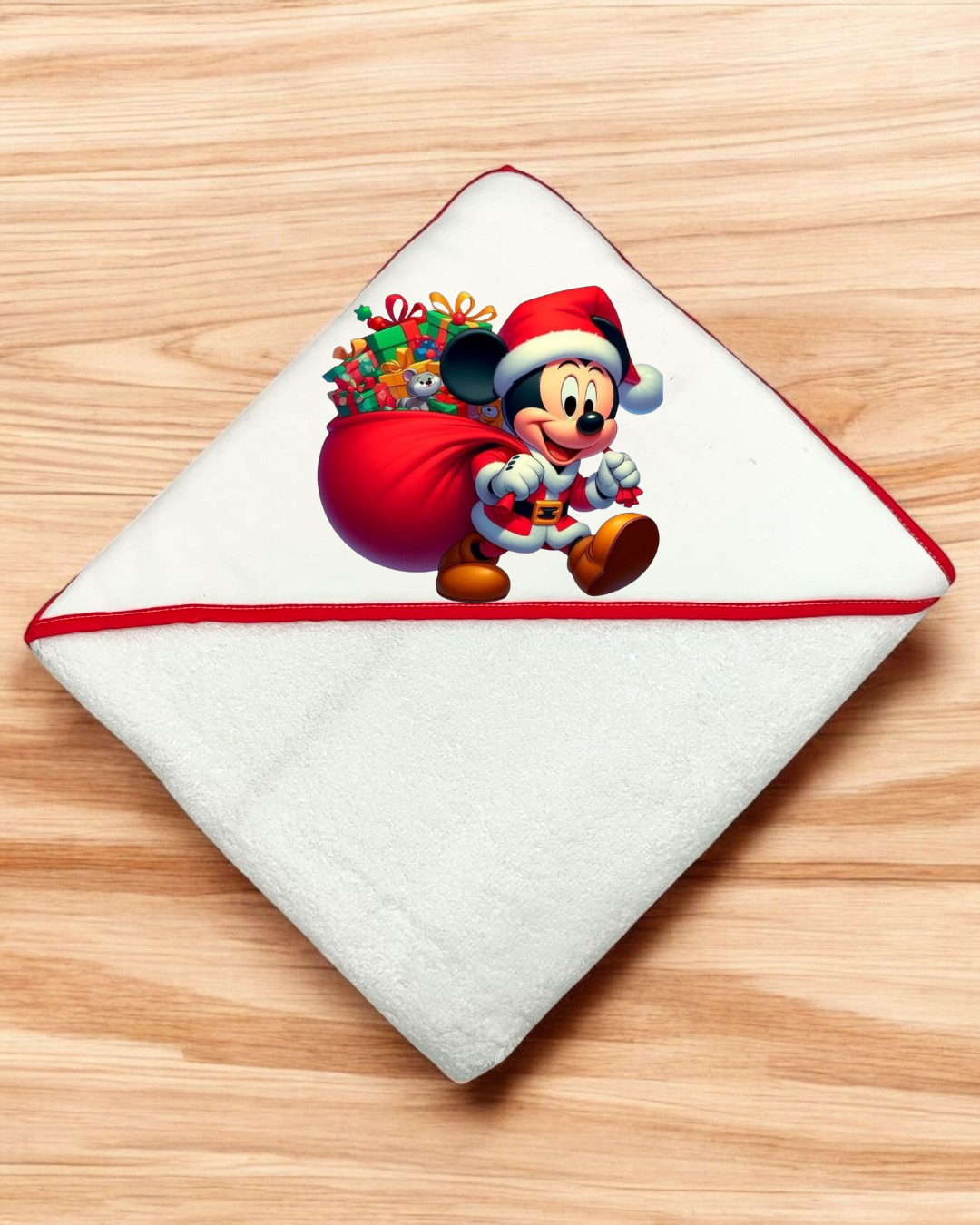 Toalha branca com capuz e estampa do Mickey Mouse vestido de Pai Natal